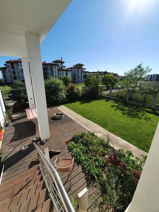Голяма триетажна къща с 15 места за спане под наем в Сарафово, Бургас