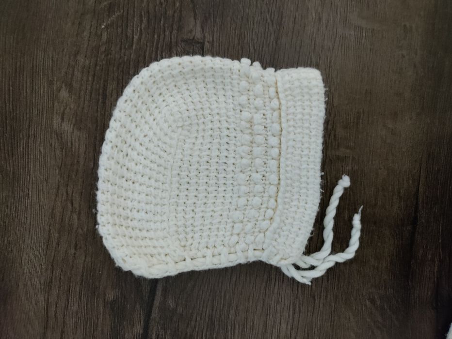 Лот бебешки есенни и зимни шапки 0-6 месеца