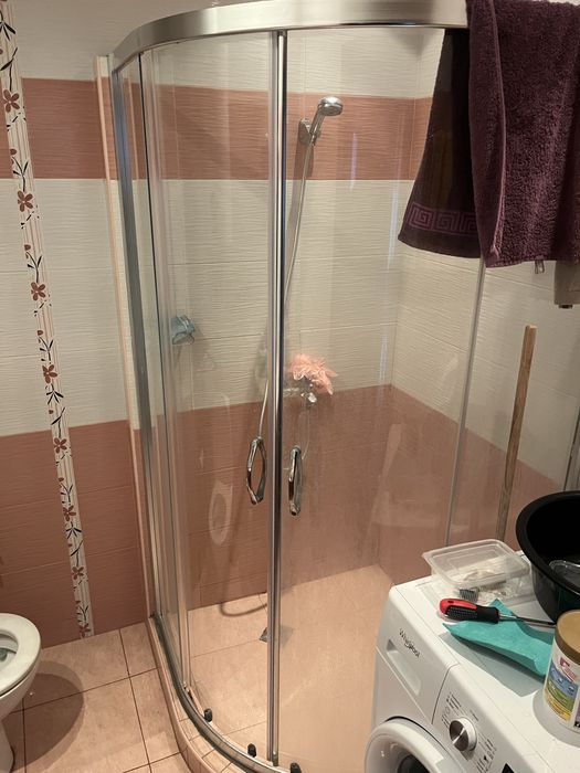 Продавам стъкла за кабини.Извършвам монтаж на паравани