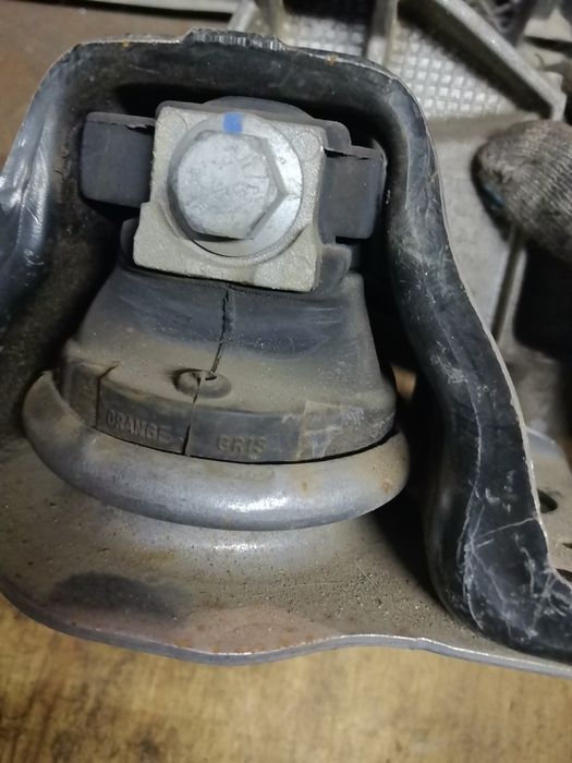 Рено Логан К4М, опоры двс, акпп.