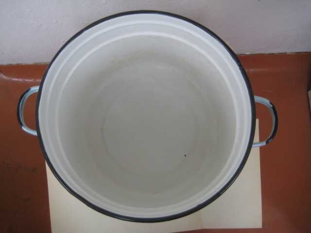 Кастрюля около 12 литров