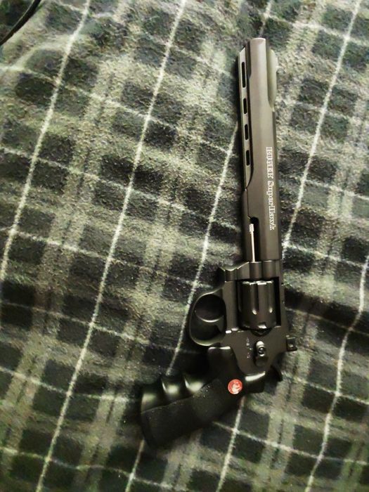 Revolver Ruger Super Hawk pentru colecție sau utilizare