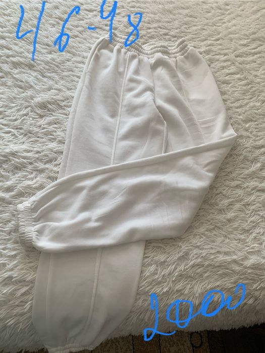 Распродажа одежды и обуви.