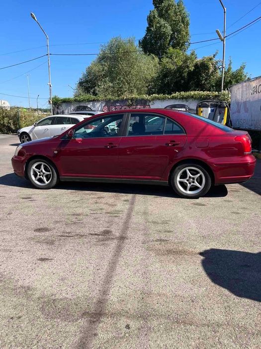 Toyota Avensis, 2004 година, бензин, в движение, цвят бордо