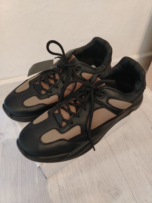 Обувь кроссовкии