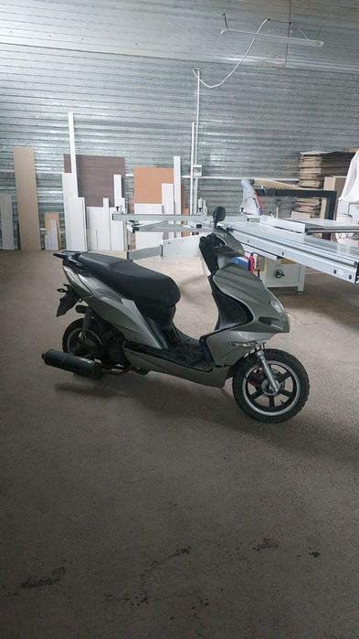 Скутер, полуживой.