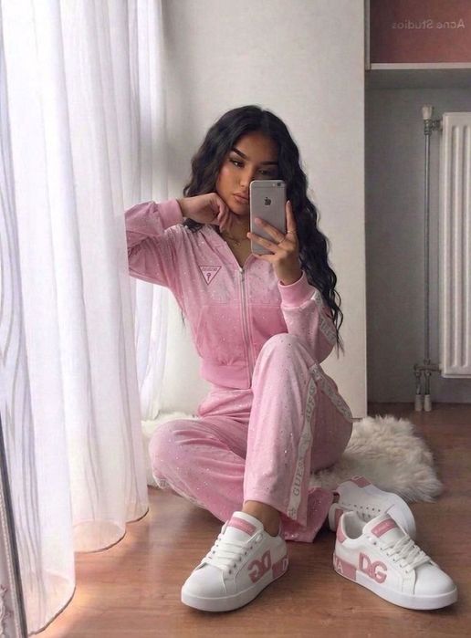 Compleu Guess 
Marimi  L XL 
Preț 290 lei