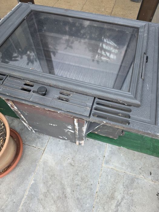 Focar șemineu fontă , foarte puțin folositeficiență calorică ridicată. stare perfecta, grătar, placa de fontă .