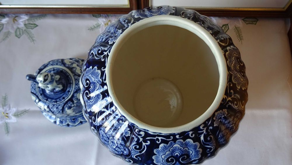 Ваза голяма с капак- Маастрихт Делфт Кралски сфинкс