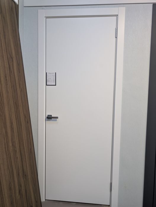 Продам межкомнатные двери с витрины