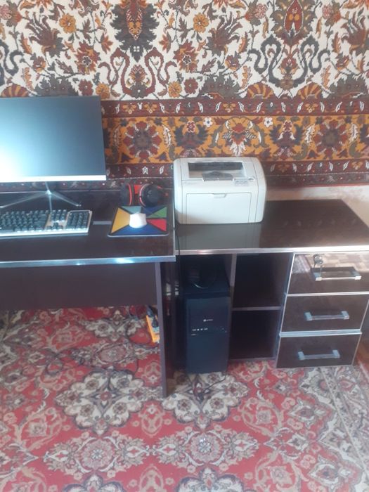 Компютер и кресло и принтер
