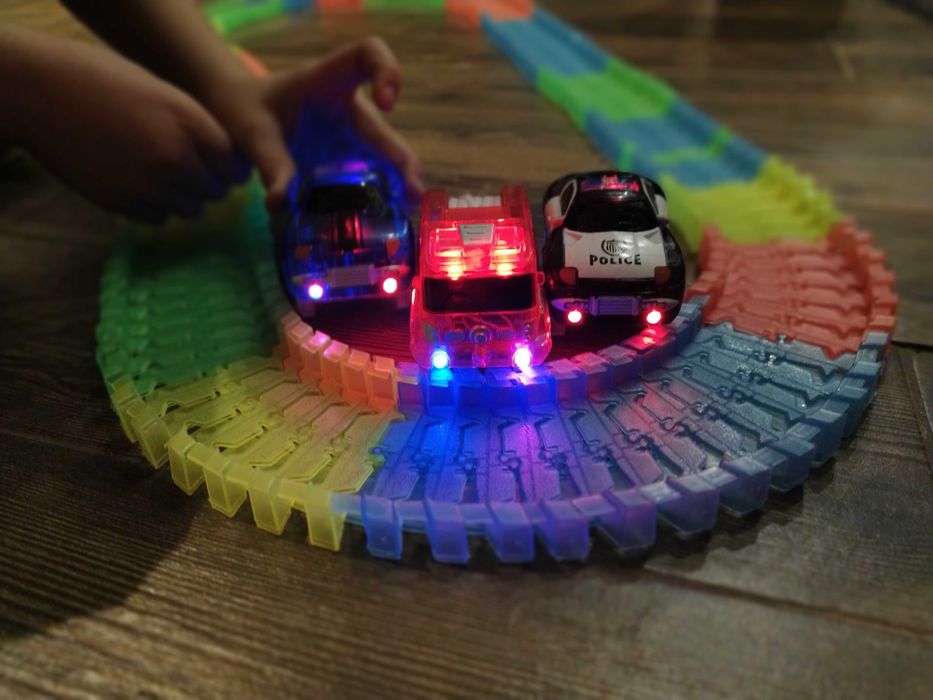 Светеща в тъмното писта с 4 бр. колички на батерии