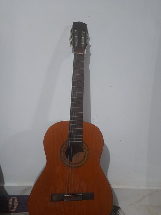 Vând 2 chitare puțin folosite