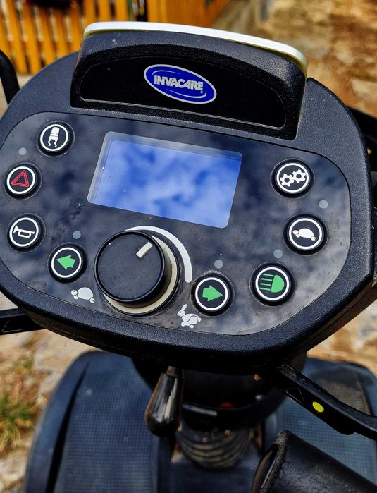 Vând carucior / scuter electric INVACARE COMET PRO