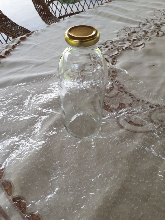 Стъклени бутилки с винтови капачки