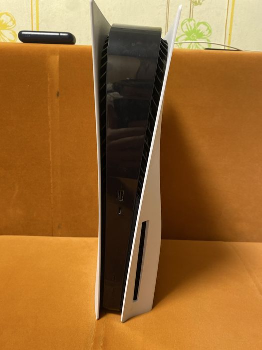 Playstation 5 с играми.