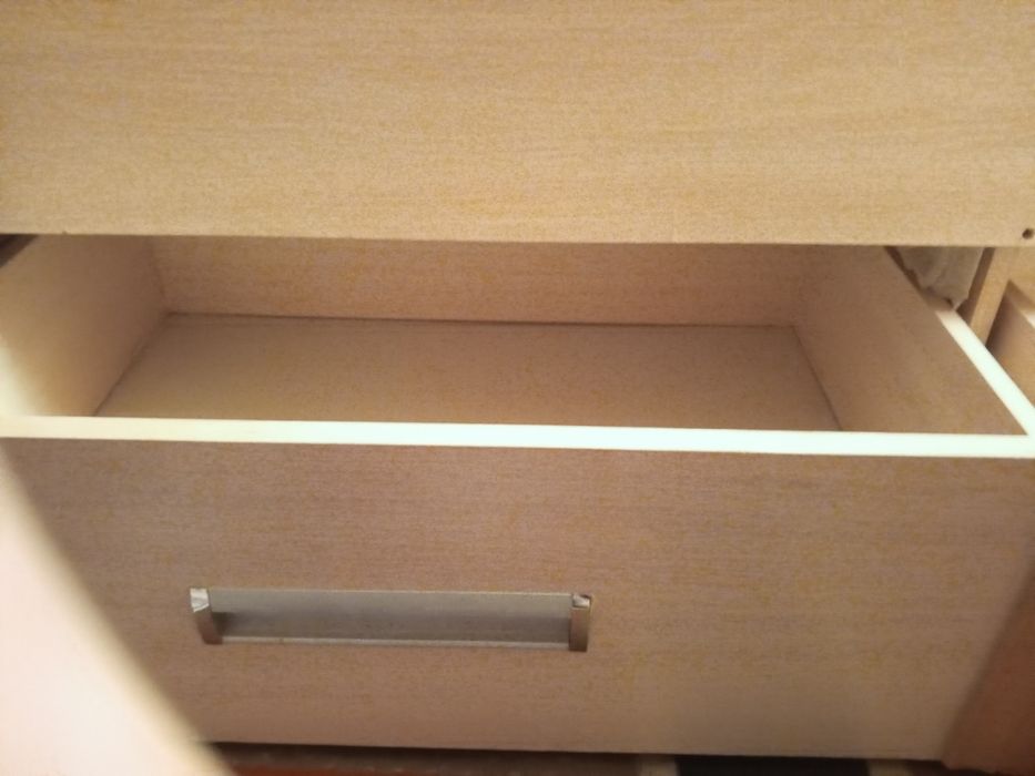 Кровать бежевого цвета в хорошем состоянии