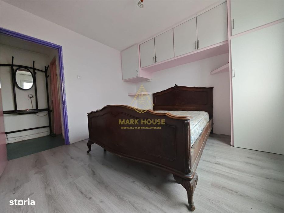 Apartament cu 3 camere de vanzare, zona Milcov