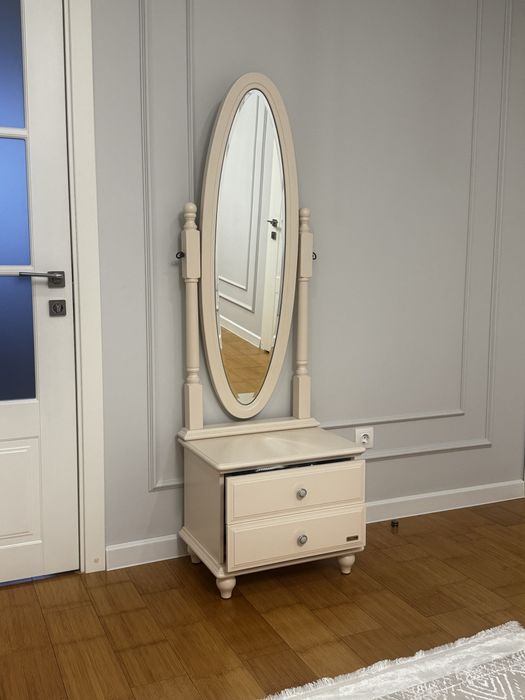 Напольное зеркало с тумбой