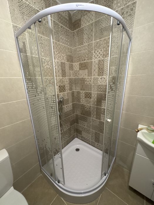 Cabina de dus semirotunda