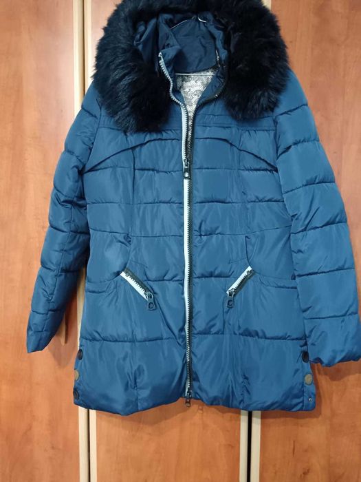 Vând Geacă Damă cu Glugă  și  Blănita Marimea L