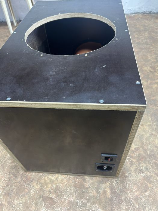 Продам короб для сабвуфера