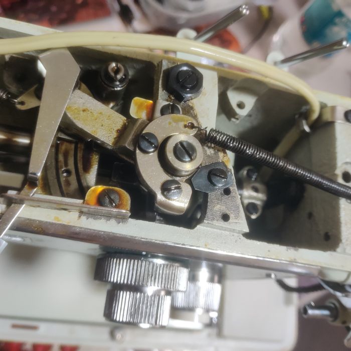 Mașină de cusut antică