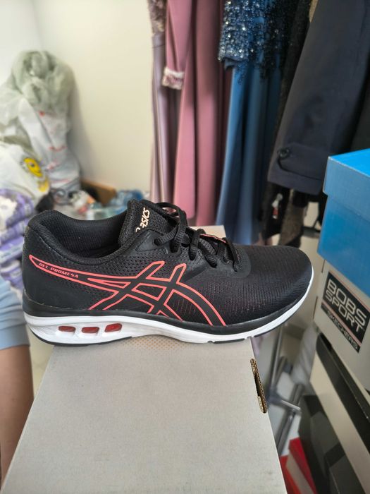 Vând adidași Asics