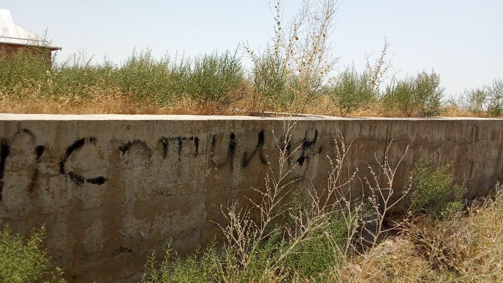 Уй сотилади бетон куйилган атрофи уралмаган