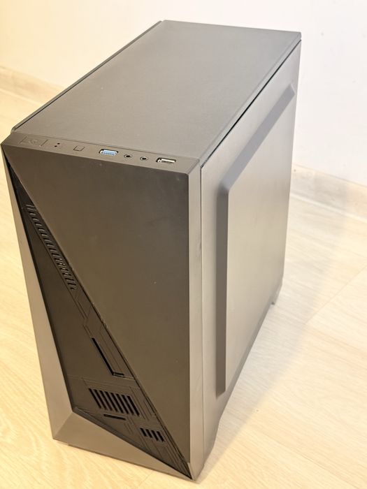 Компютърна кутия mATX с прозрачен страничен панел и RGB преден панел