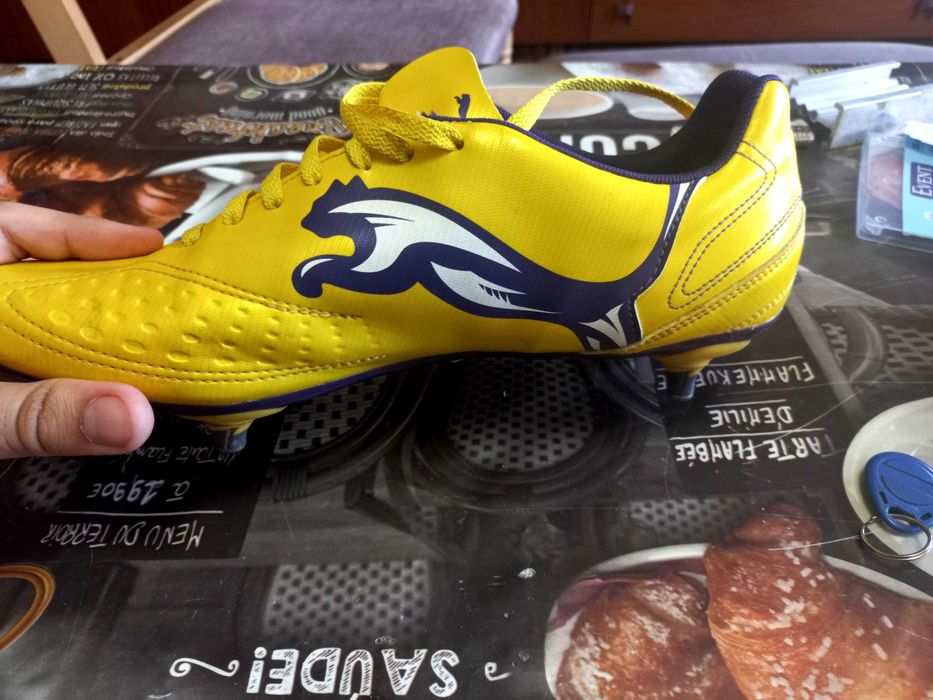 Продавам оригинални футболни бутонки Puma