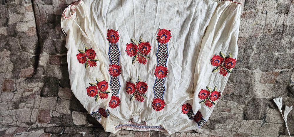 ie cu maneca lunga, motiv traditional romanesc