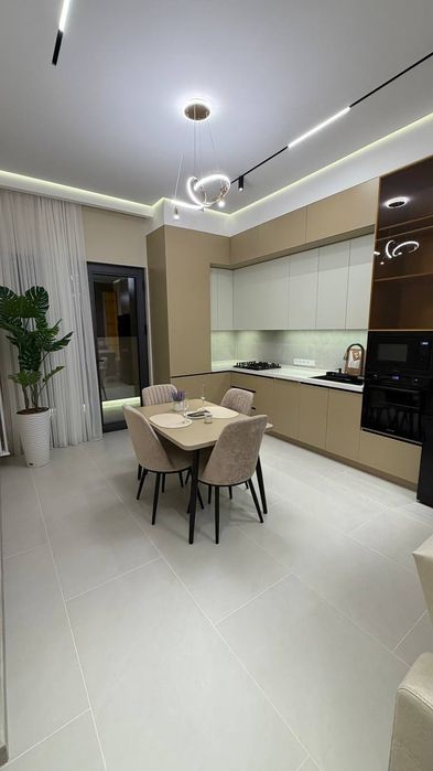 Продается 2 комнатная Жк Мухташам  (ул. Ниёзбек йули 2)
3 этаж 
70 к