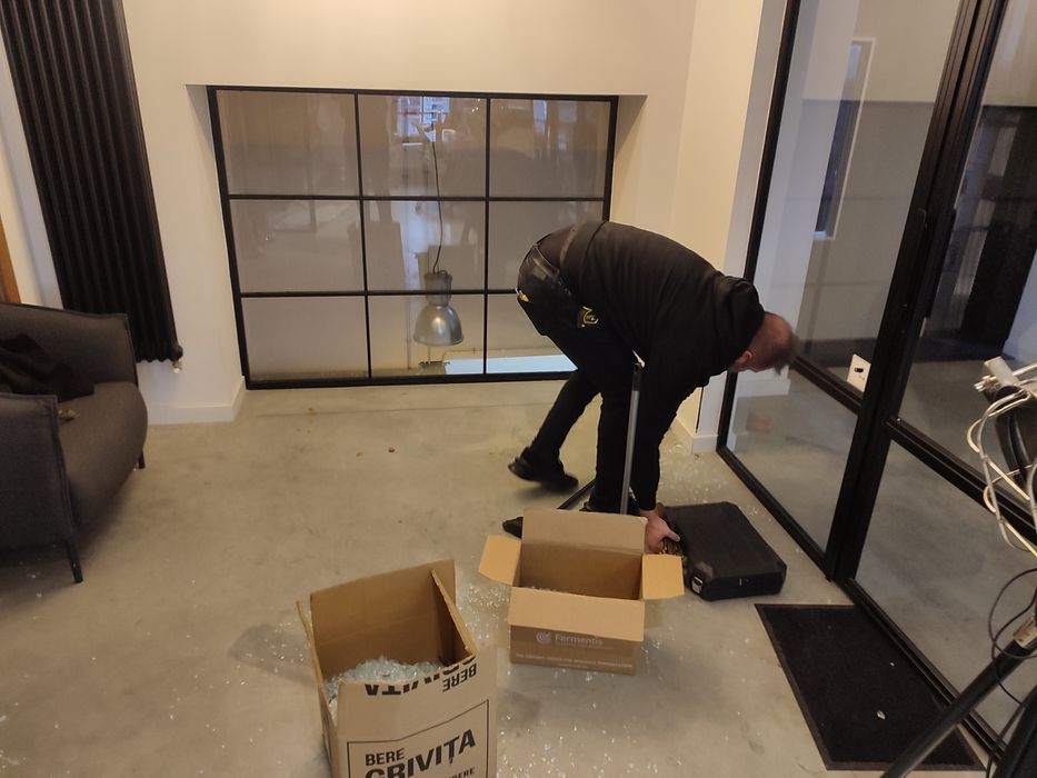 Geamgiu , tăiem si montăm geamuri la domiciliu , oglinzi