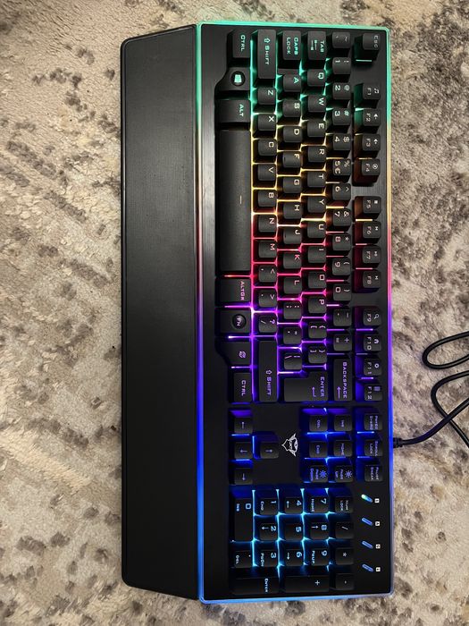 Tastatura de gaming semi-mecanica trust