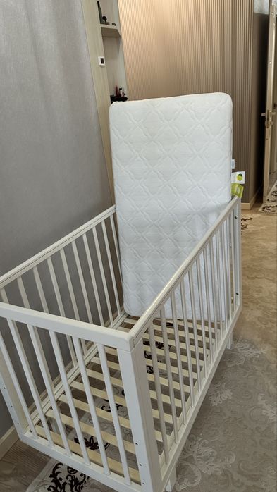 Детская кроватка , манеж белого цвета