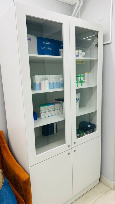 Медициналық/косметологиялық шкаф, шыны есікті, таза күйде