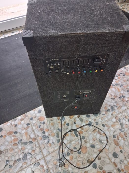 Cutie/incinta boxa cu stație activa