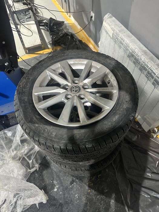 Продам шину с дисками оригинал от Тайота