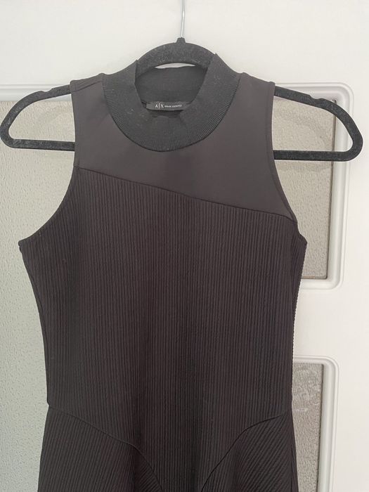 Рокля Armani Exchange в черно