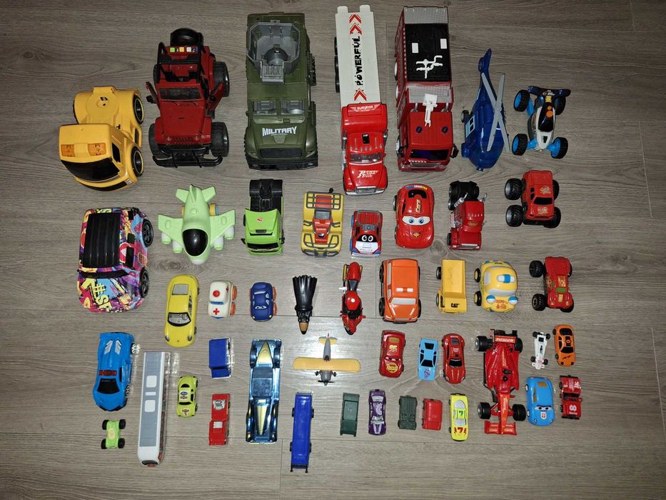 Lot de aproximativ 50 de masinute