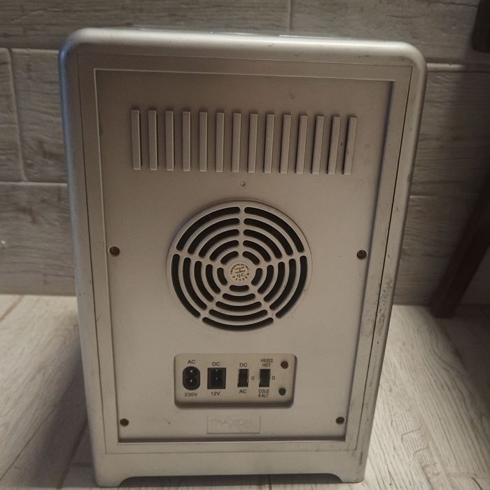 Мини хладилник на 12 и 220 волта