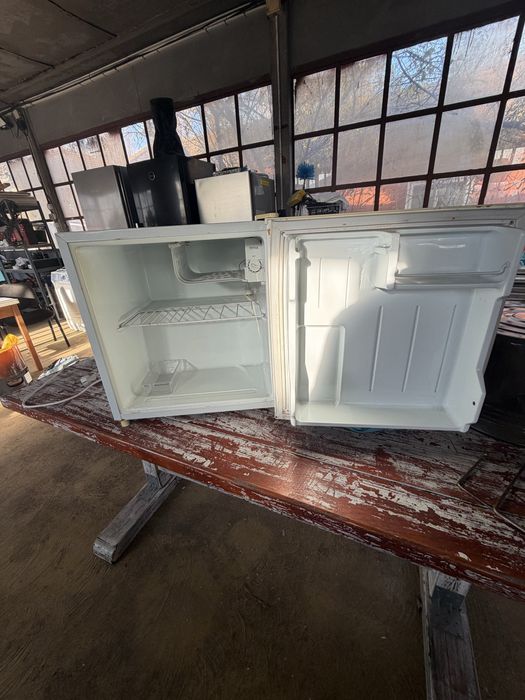 Малък хладилник с компресор KTN