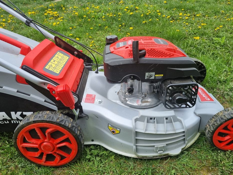 Mașina de tuns Iarba cu propulsie