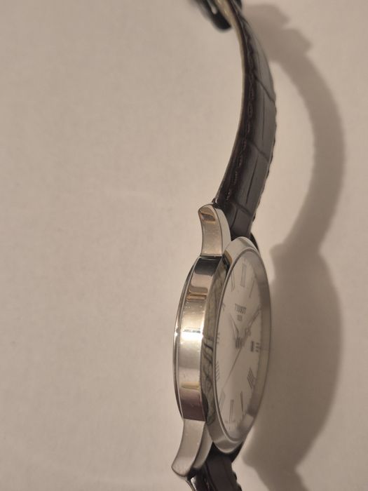 Vând ceas Tissot colectia T-Classic pentru bărbați, cadran 38 mm, design clasic, potrivit atât pentru ținută office, cât și pentru ocazii formale.