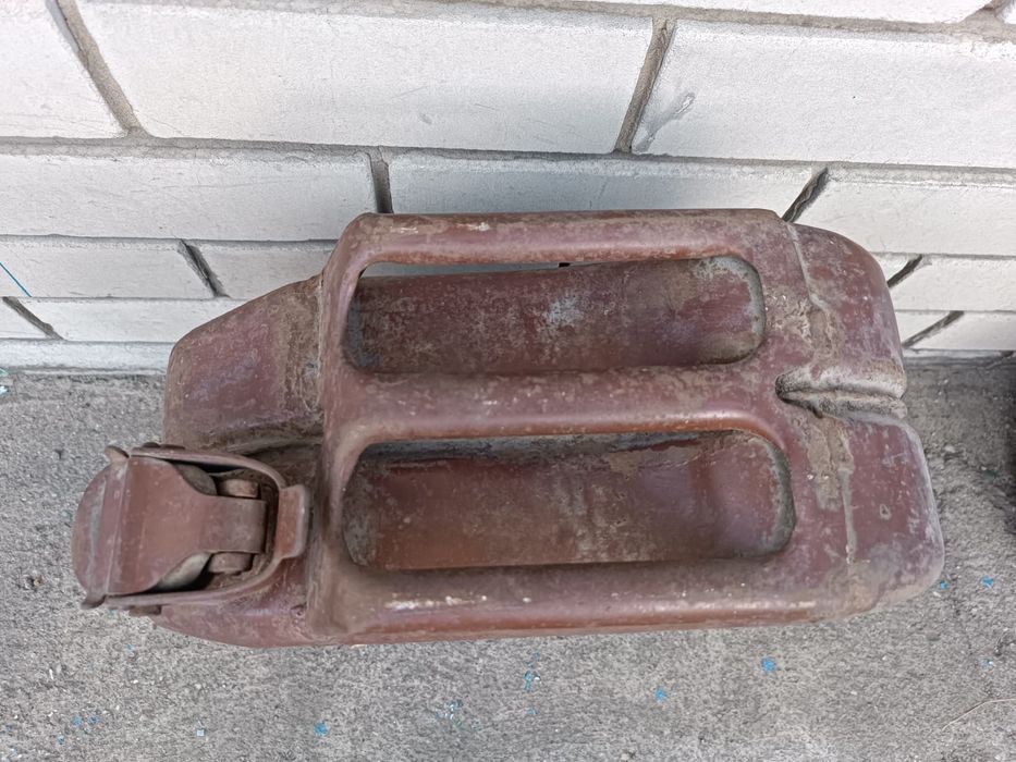 Продам канистры 20л
