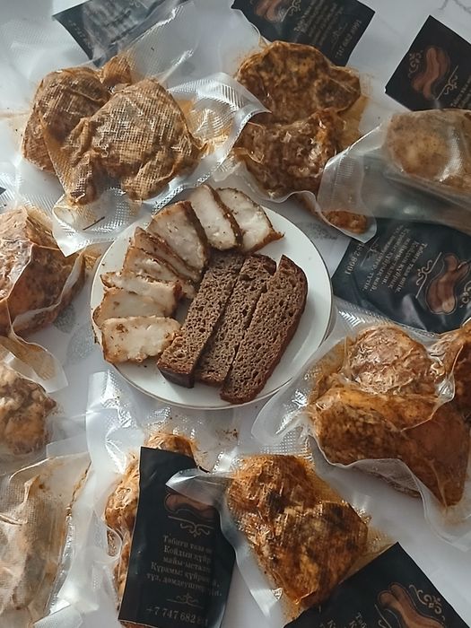 Шығыңқы жопы бар очаровательный балапан шырынды киска трахаеттен ыңылайды