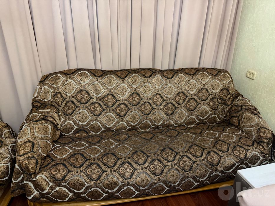 Мебель из дома стол, стулья, диван кровать, диван и два кресла.