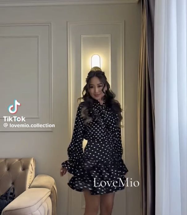 Черное мини платье в горошек