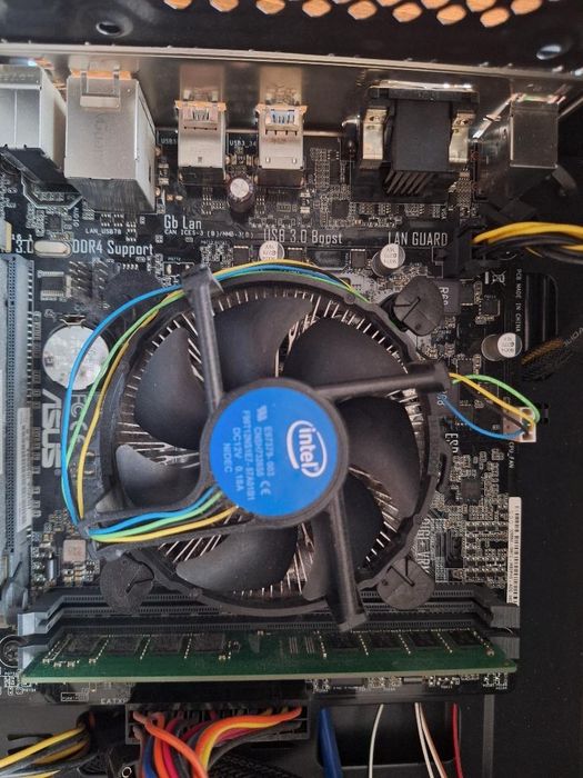 Геймърски компютър GTX 1050 Ti 4GB + Samsung 870 EVO 1TB + Razer комплект